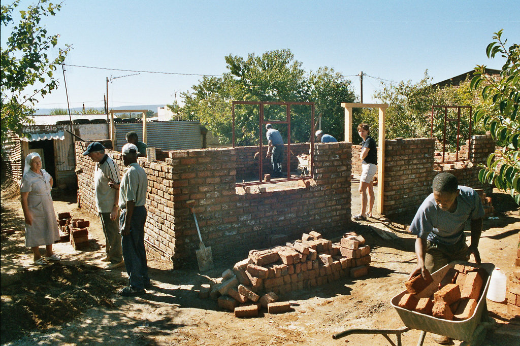 Bau eines Hauses im ehemaligen Township Dukatole (Maletswai, Südafrika).