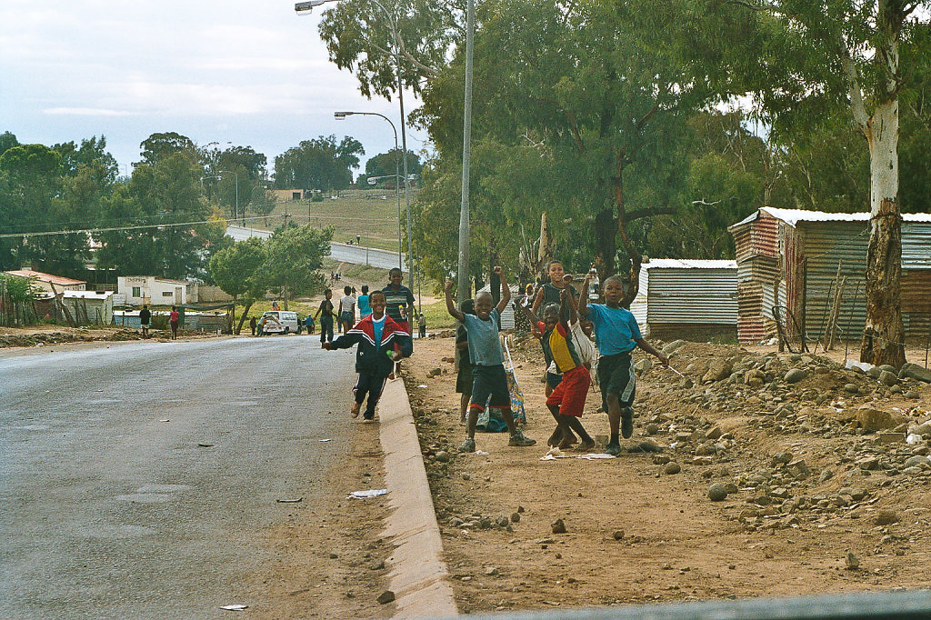 Straßenszene im ehemaligen Township Dukatole (Maletswai, Südafrika)