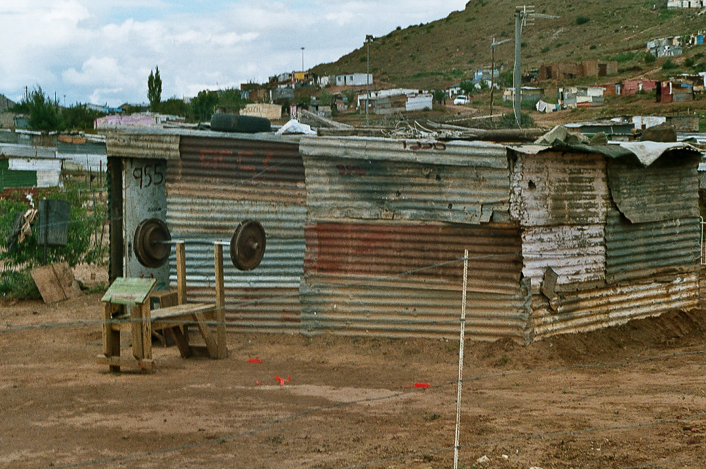 Eine größere Wellblechhütte im ehemaligen Township Dukatole (Maletswai, Südafrika)